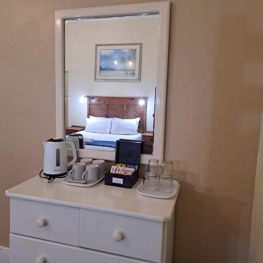 Green Door Guest House Мозел Бей Екстериор снимка