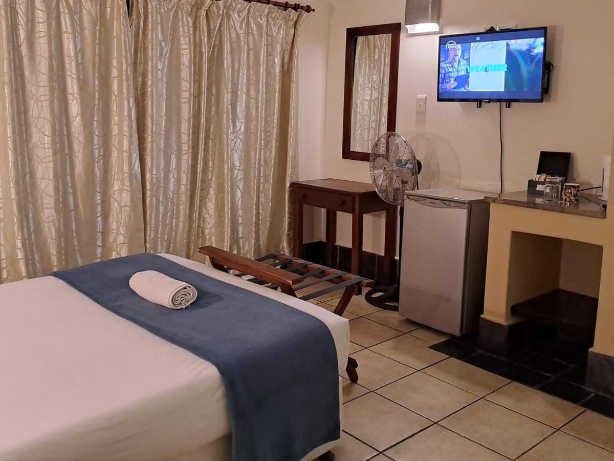 Green Door Guest House Мозел Бей Екстериор снимка