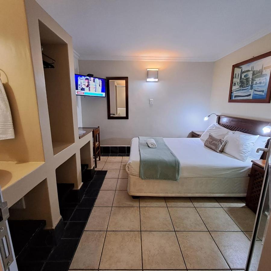Green Door Guest House Мозел Бей Екстериор снимка